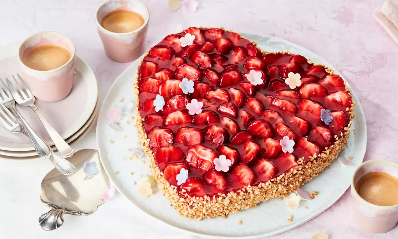 Torta u obliku srca s jagodama