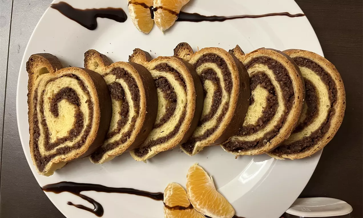 Savijača sa lješnjacima i čokoladom